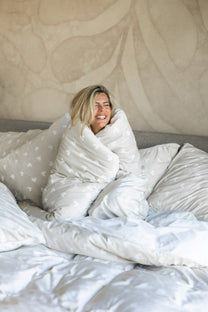 VOORDEELBUNDEL | Dekbedovertrekset Love on Top en hoeslaken Natural Dune | SJUMO x Poespas