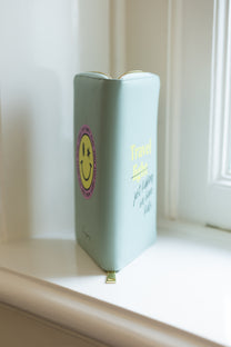 Paspoorthoes Happy mind your step | Green | Studio Poespas