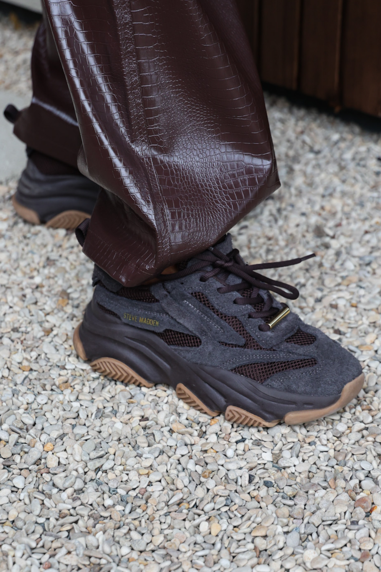 Sneaker_Possession-E_Choco_brown_suede_Steve_Madden_-main2.png
