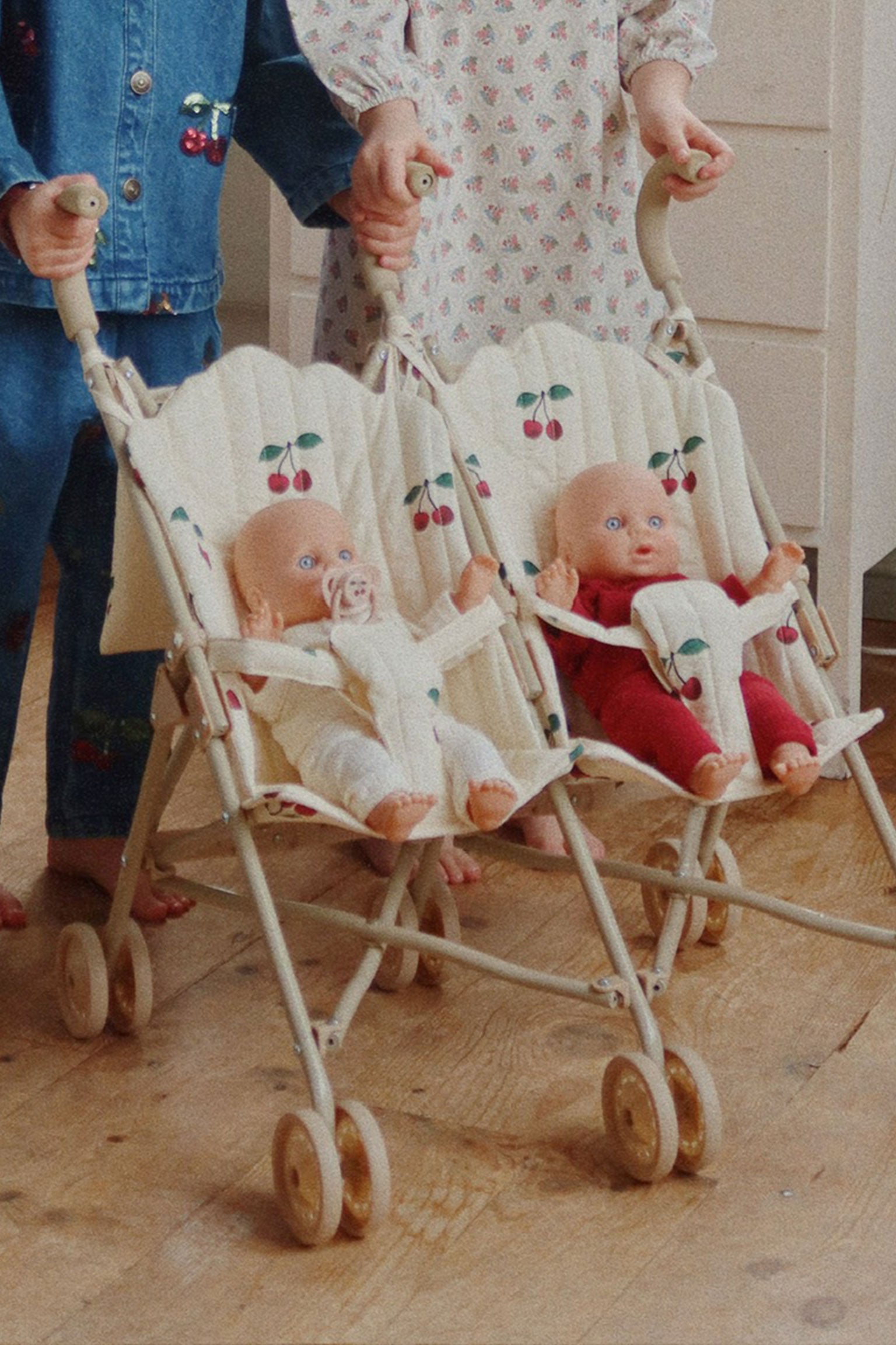 Tweeling-poppenbuggy-_-Ma-grande-cerise-_-Konges-Slojd-main.jpg