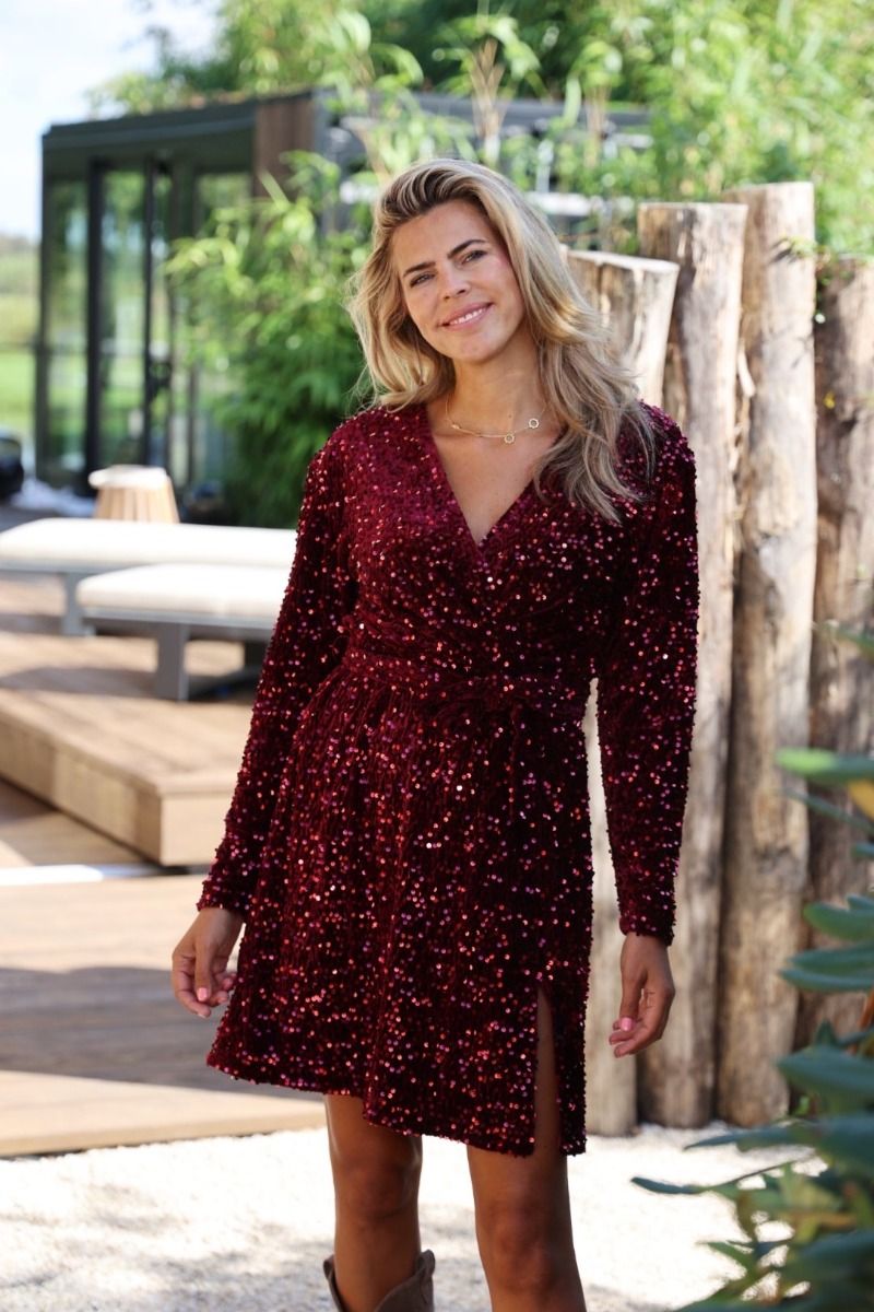 Feestelijke rode pailletten jurk met overslag halslijn en lange mouwen