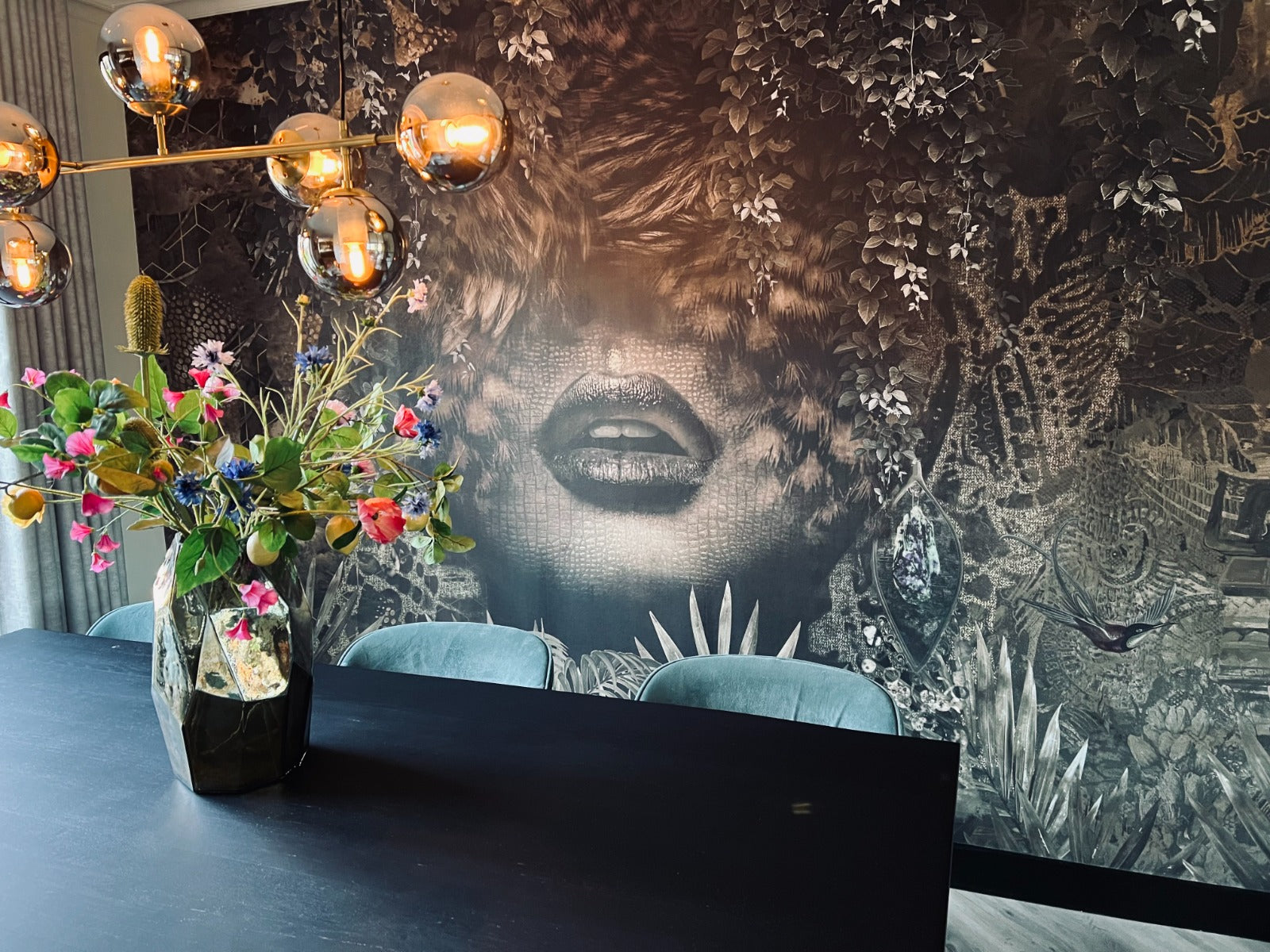 behang vrouw eetkamer