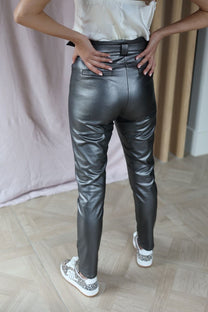 Pants Anna-Mae vegan leather | Titanium bronze | Studio Poespas