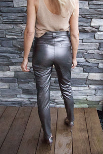 Pants Anna-Mae vegan leather | Titanium bronze | Studio Poespas