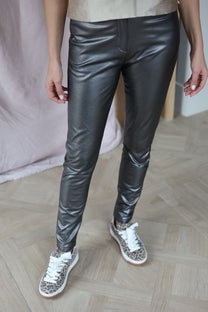 Pants Anna-Mae vegan leather | Titanium bronze | Studio Poespas