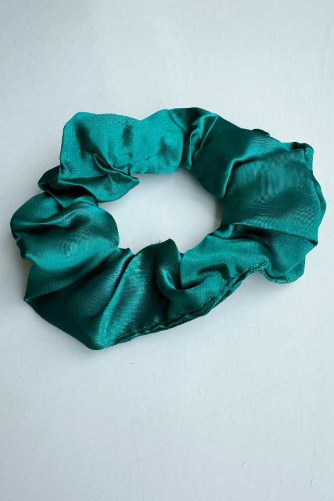 scrunchie-dewicfc873e0-fd2e-4021-99d4-9e4882ff42d0_2.jpg