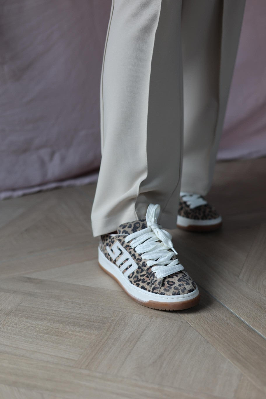 Sneaker-Alysha-_-White-leopard-suede-_-Steve-Madden-6