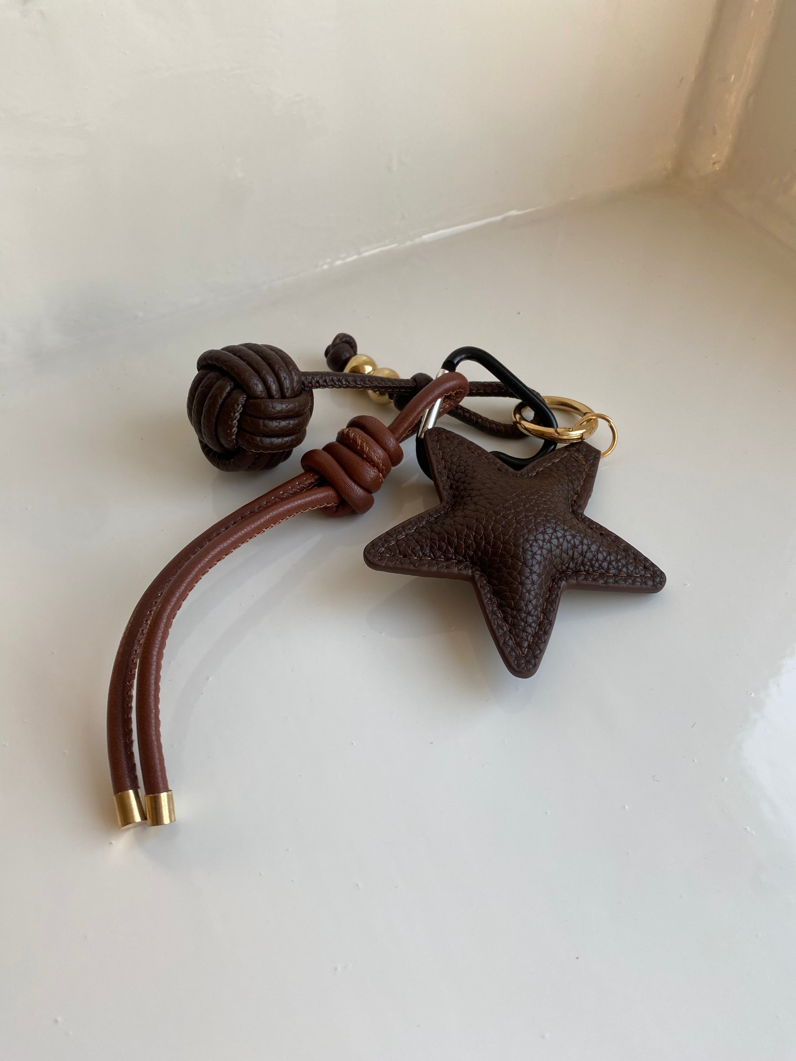 Bag charm brown star | Studio Poespas