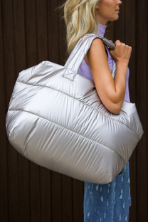 Big puffy weekend bag Camill | Greige gold | Tinne+Mia
