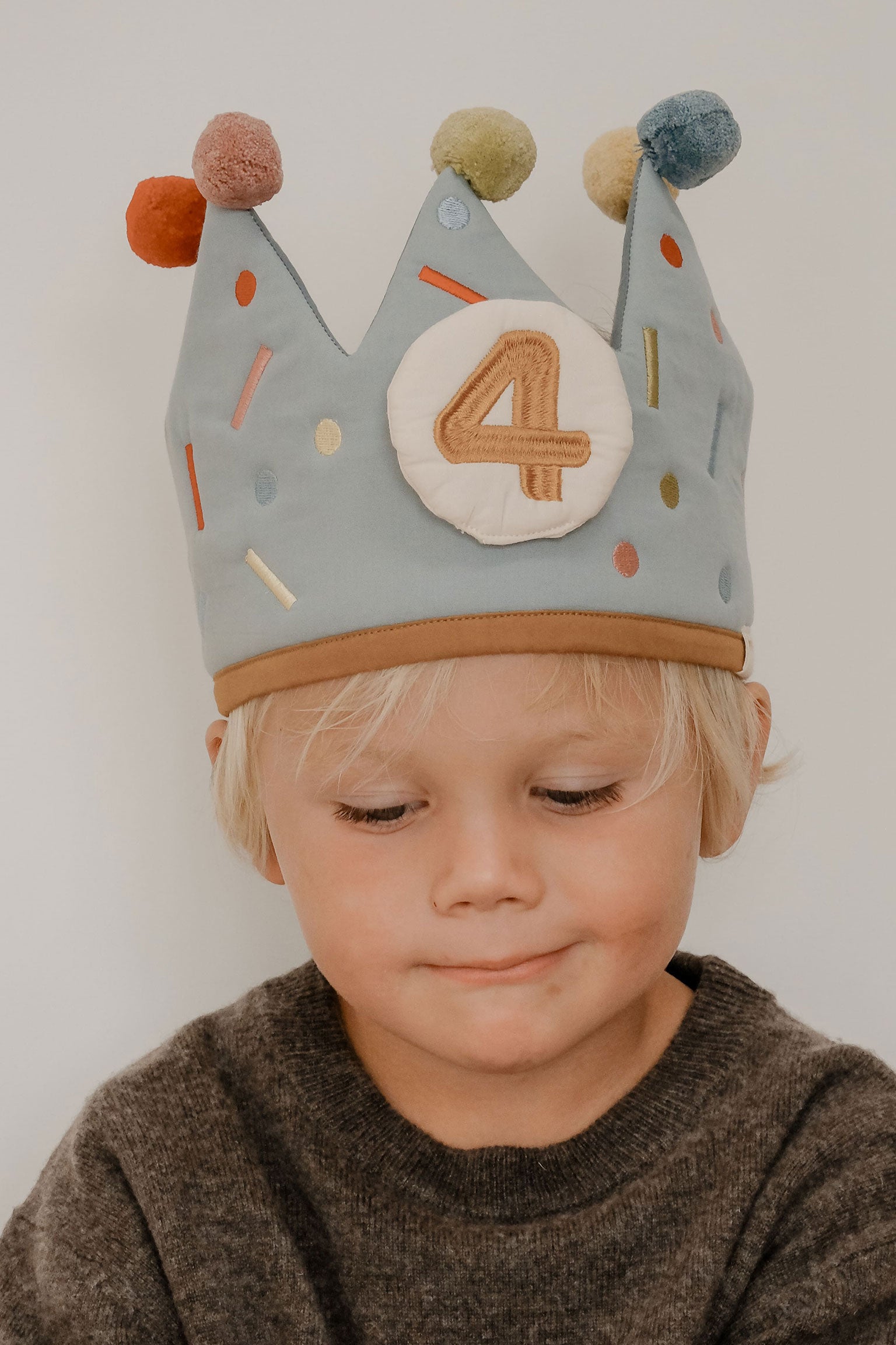 Celebration-crown-birthday-_-Slate-_-Fabelab-main.jpg