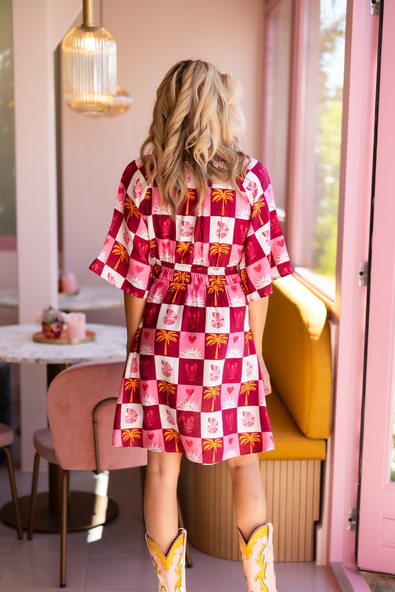 TANMESSO Zomerjurk met vierkante hals, mouwloze jurk met gesmokte ruches, blote rug, boho, korte zonnejurk, schattige strandoutfits voor tieners, Abrikoos, M TANMESSO Zomerjurk met vierkante hals, mouwloze jurk met gesmokte ruches, blote rug, boho, korte zonnejurk, schattige strandoutfits voor tieners, Abrikoos, M