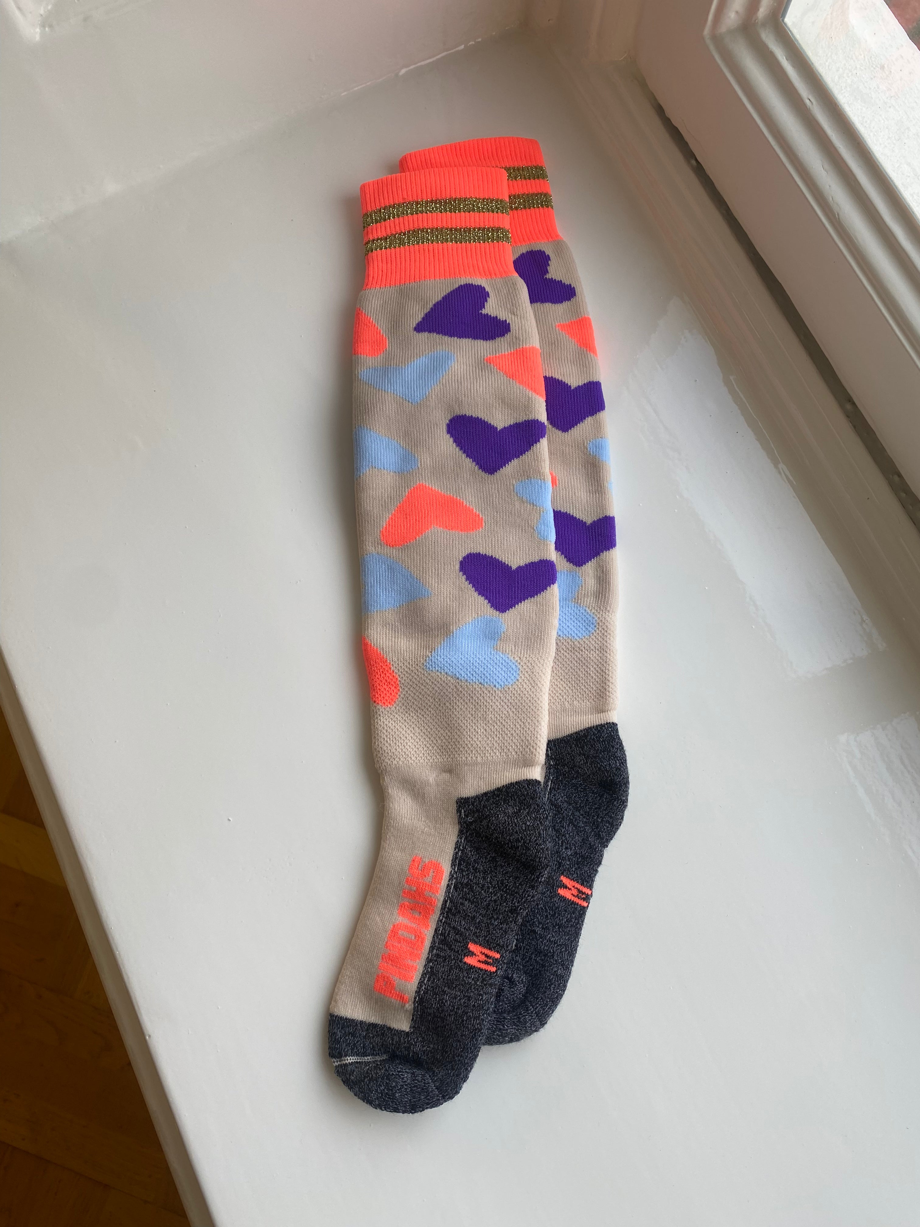 HockeysokkenAnna_GreyHearts_Pindahs1.heic