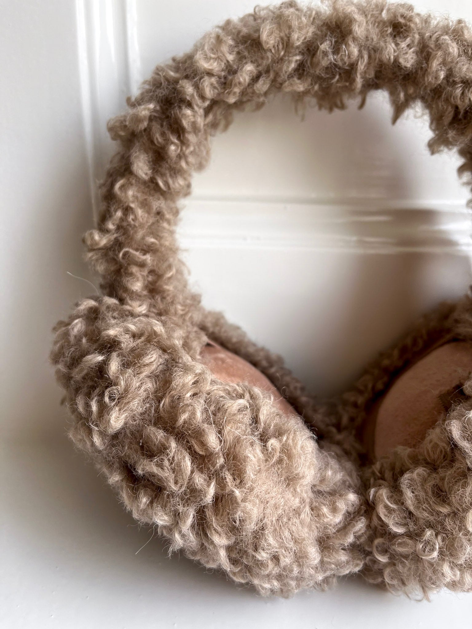 Oorwarmers cold & cozy | Taupe teddy | Studio Poespas