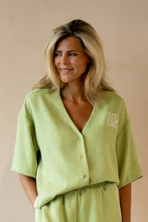 Oversized groene blouse Bennie Matcha met korte mouwen, knoopsluiting en V-hals