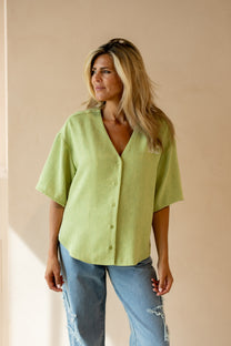 Oversized groene blouse Bennie Matcha met korte mouwen, knoopsluiting en V-hals