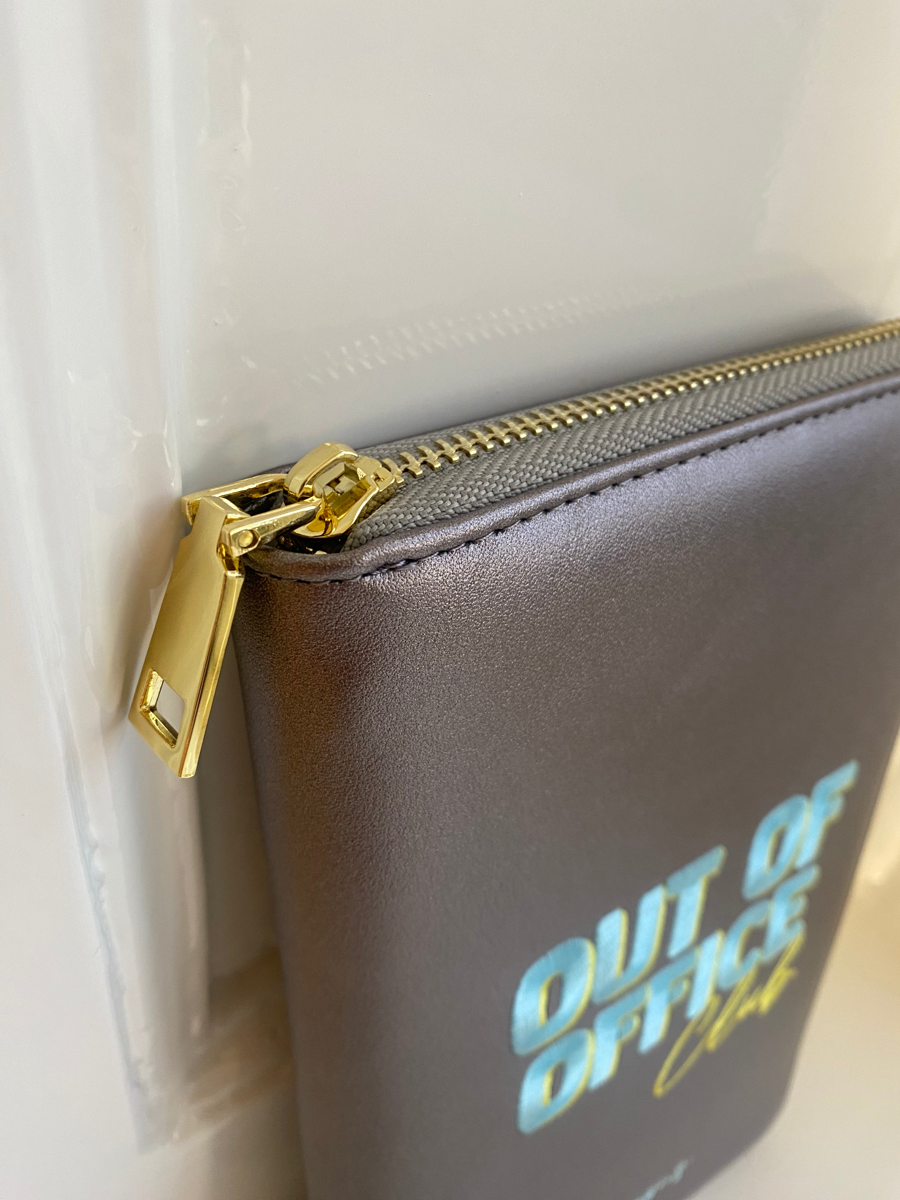 Paspoorthoes Out of Office | Metallic | Studio Poespas