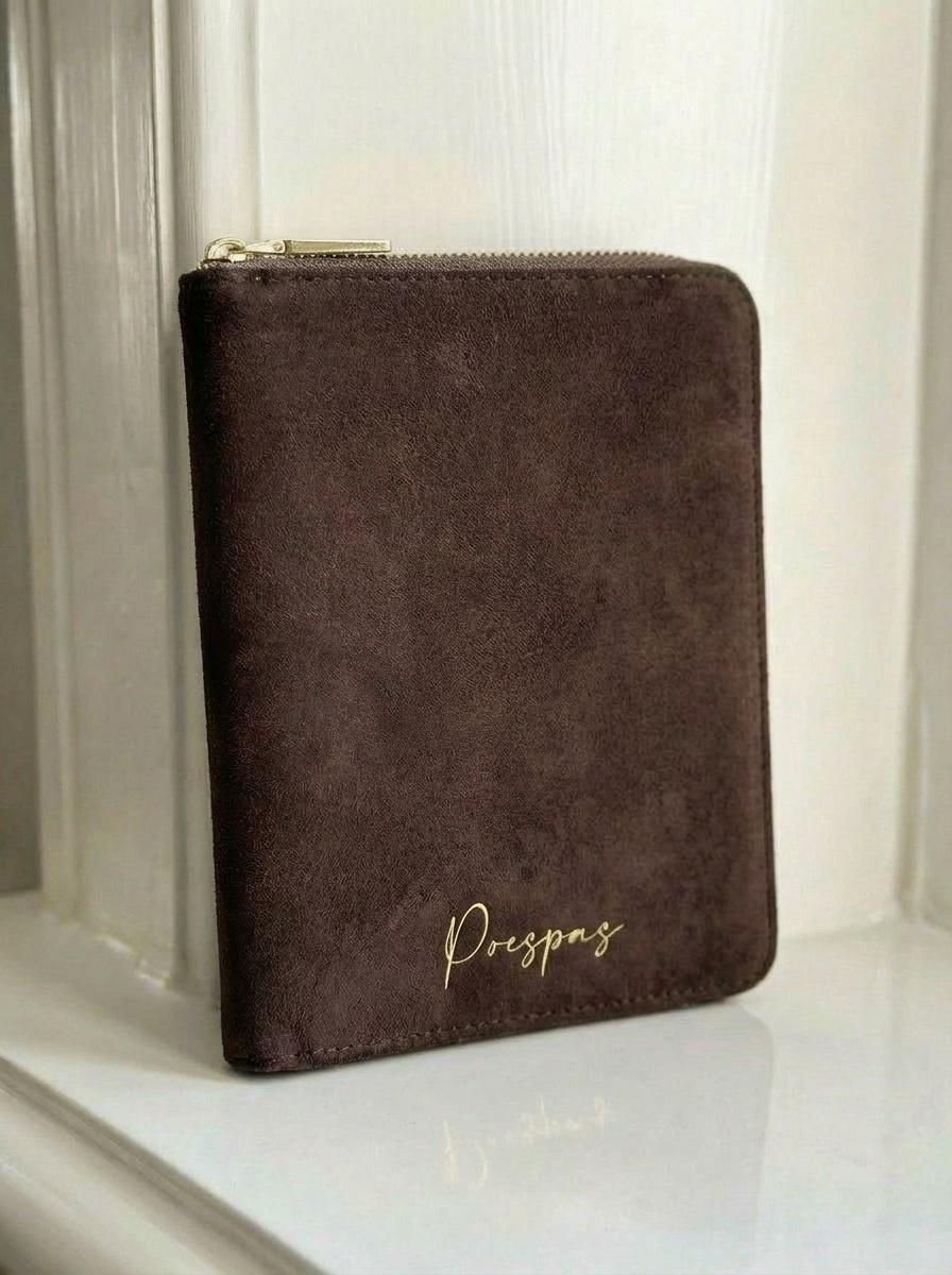 PRE-ORDER: Paspoorthoes Suede Brown | 1-2 pers. | Studio Poespas
