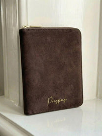 PRE-ORDER: Paspoorthoes Suede Brown | 1-2 pers. | Studio Poespas