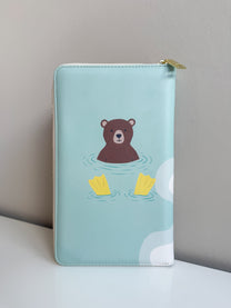 Paspoorthoes Swim Bear | t/m 6 pers. | Studio Poespas