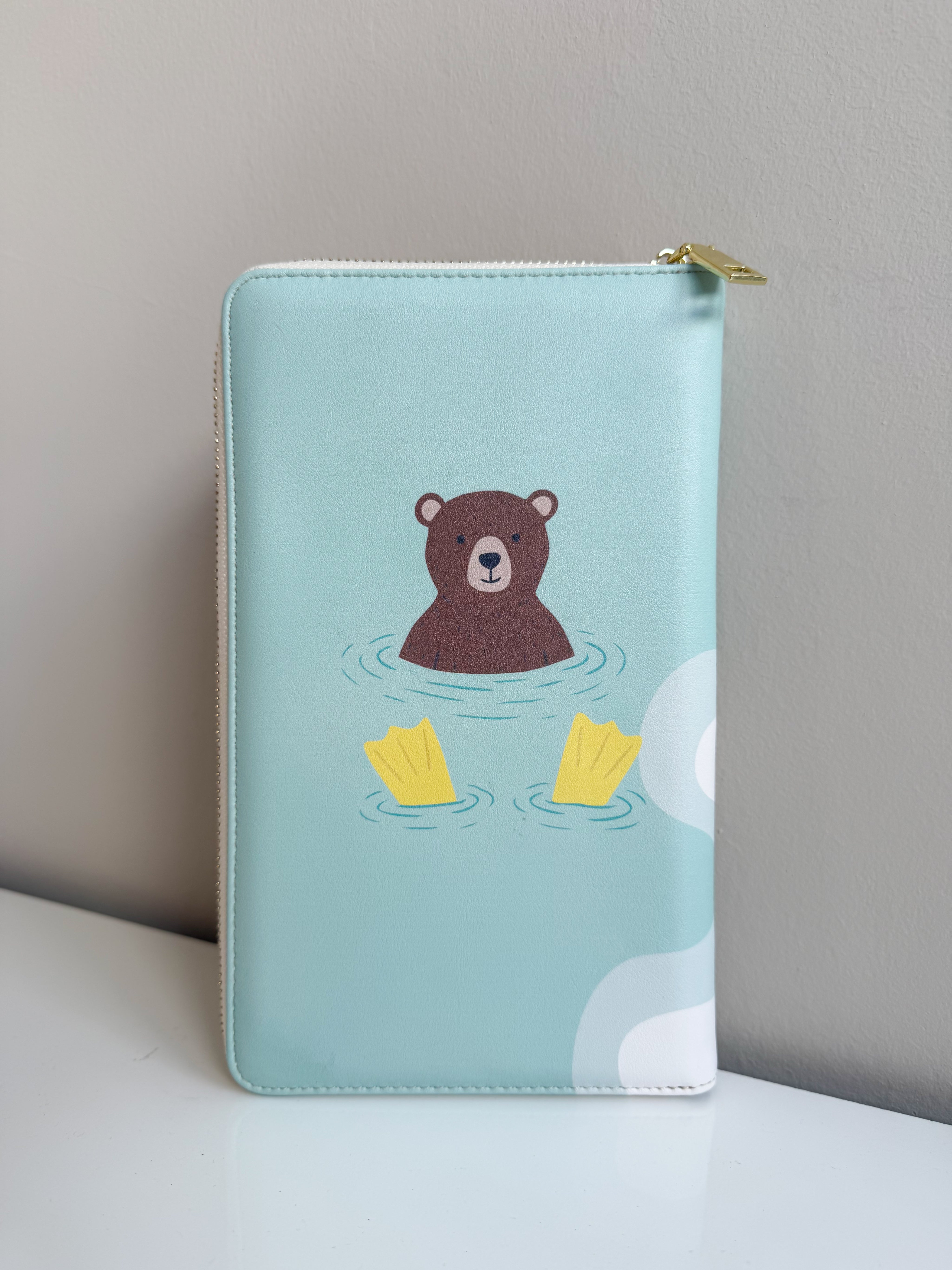 Paspoorthoes Swim Bear | t/m 6 pers. | Studio Poespas