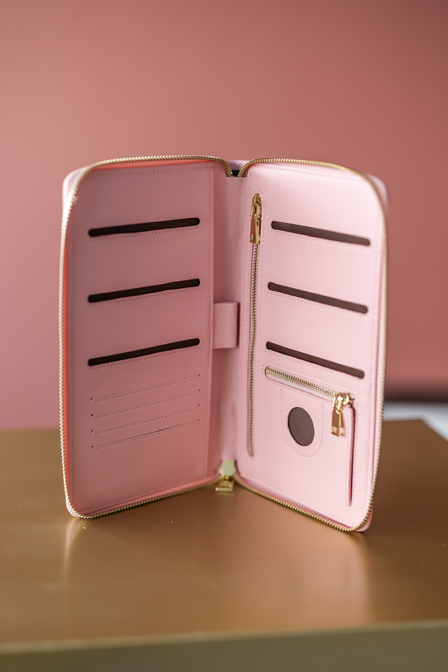 Paspoorthoes_Adventure_Pink_leopard_tm_6_pers._Studio_Poespas3.jpg