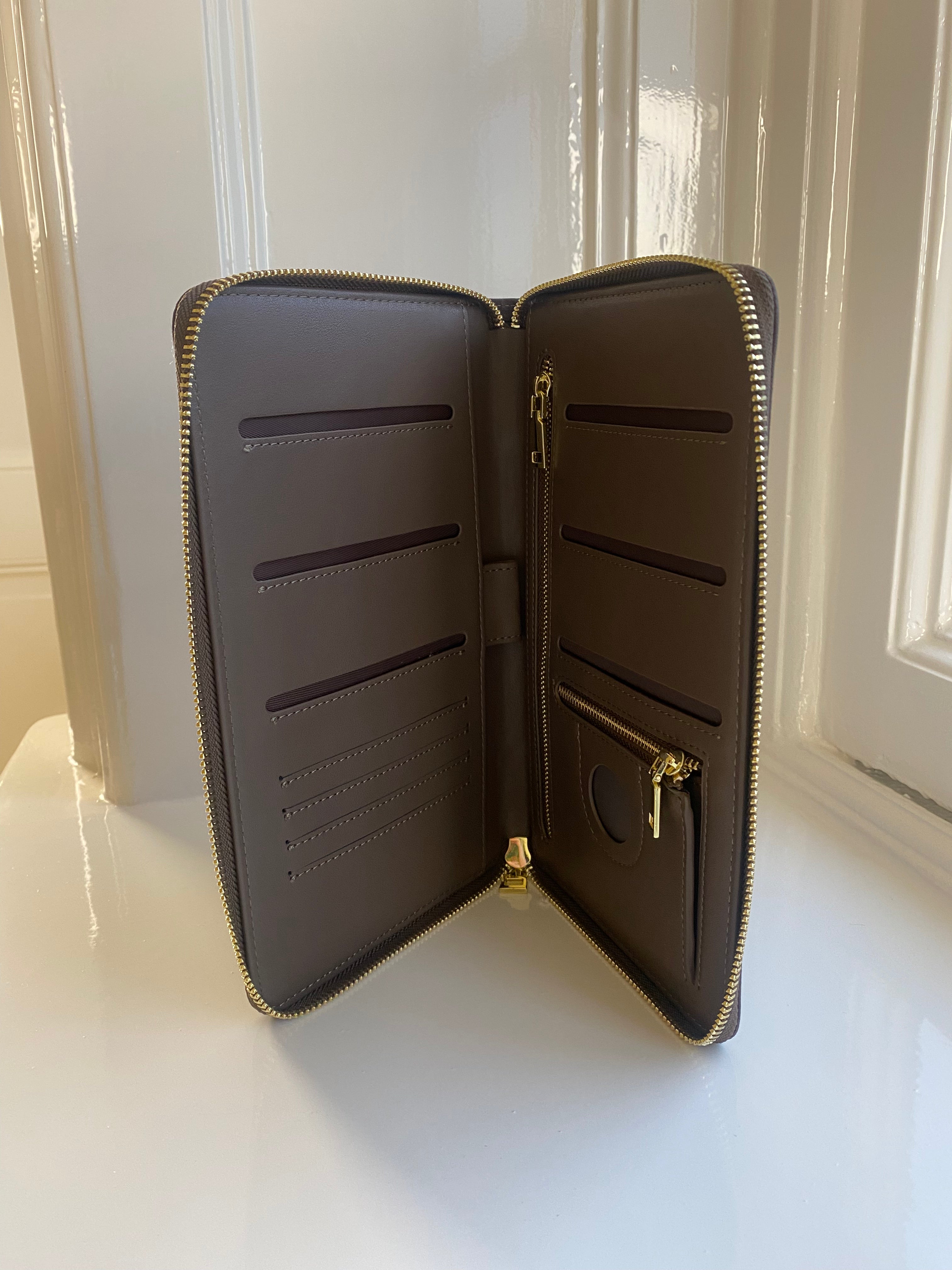 Paspoorthoes | Brown Suede | Studio Poespas