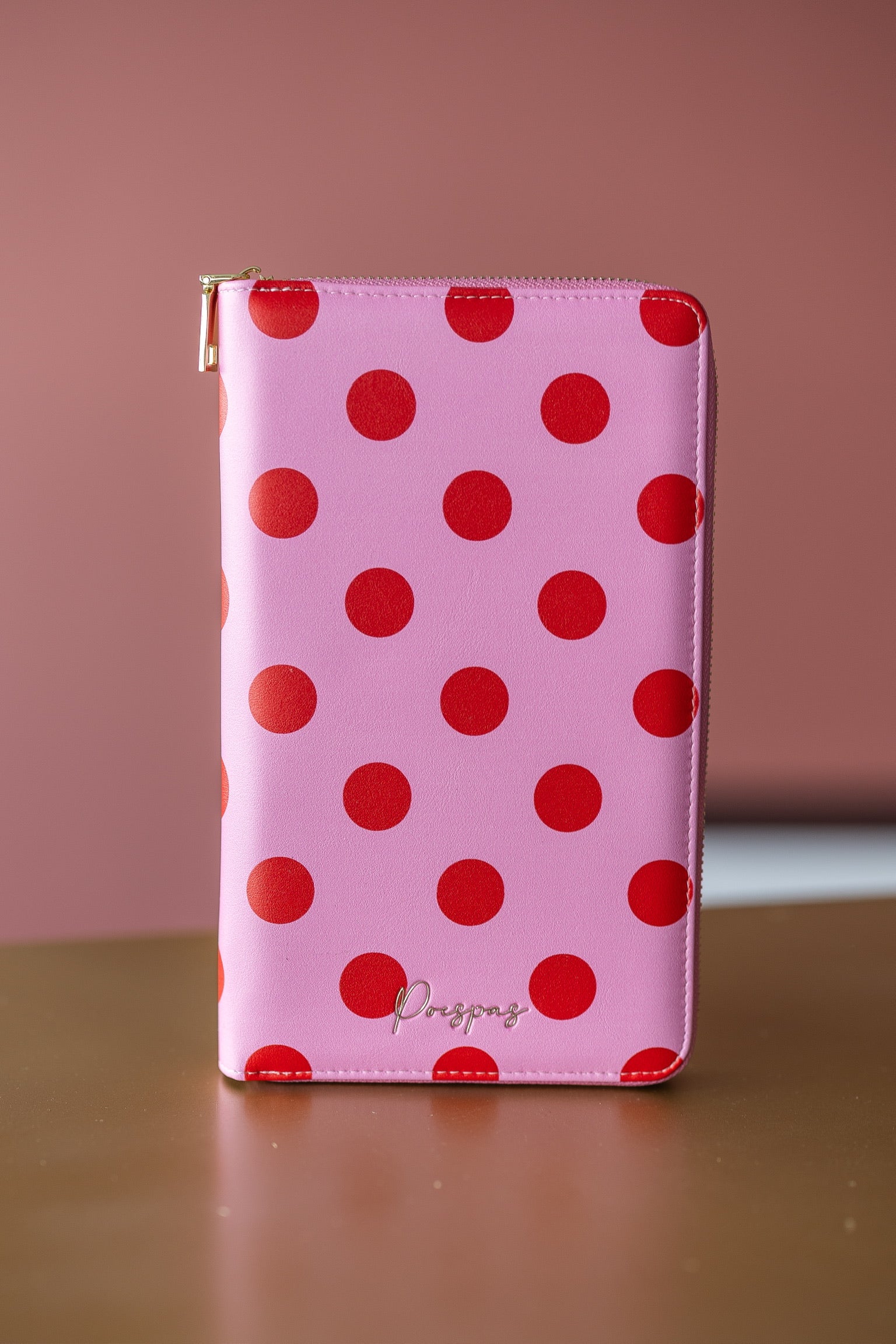 Paspoorthoes_Dottie_Pink_tm_6_pers._Studio_Poespas1_afebe896-a901-444c-8b8c-f133e3101976.jpg