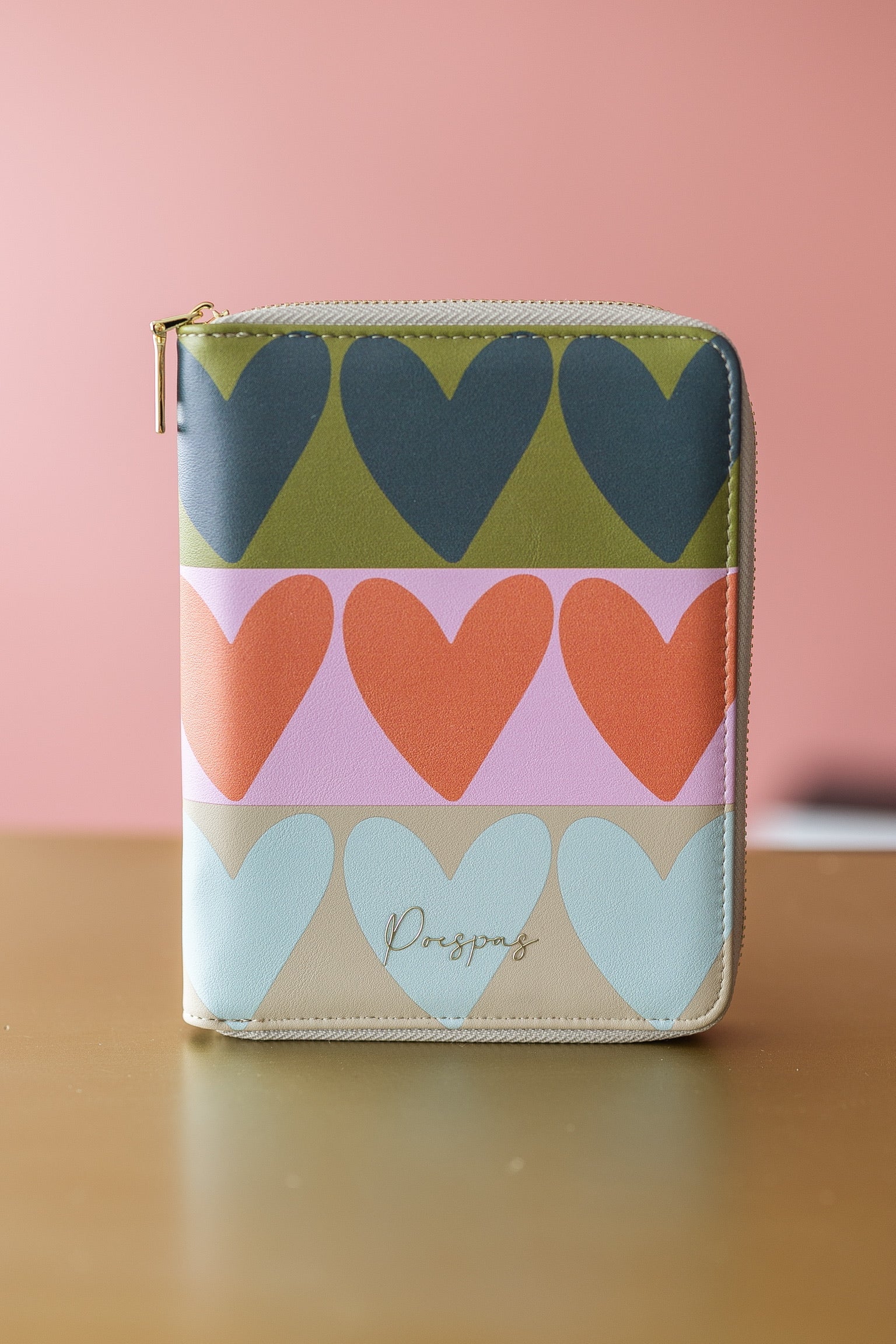 Paspoorthoes_Hearts_tm_4_pers._Studio_Poespas1_b352e5a2-fb0f-47c8-8414-0bb05dcb8ac8.jpg