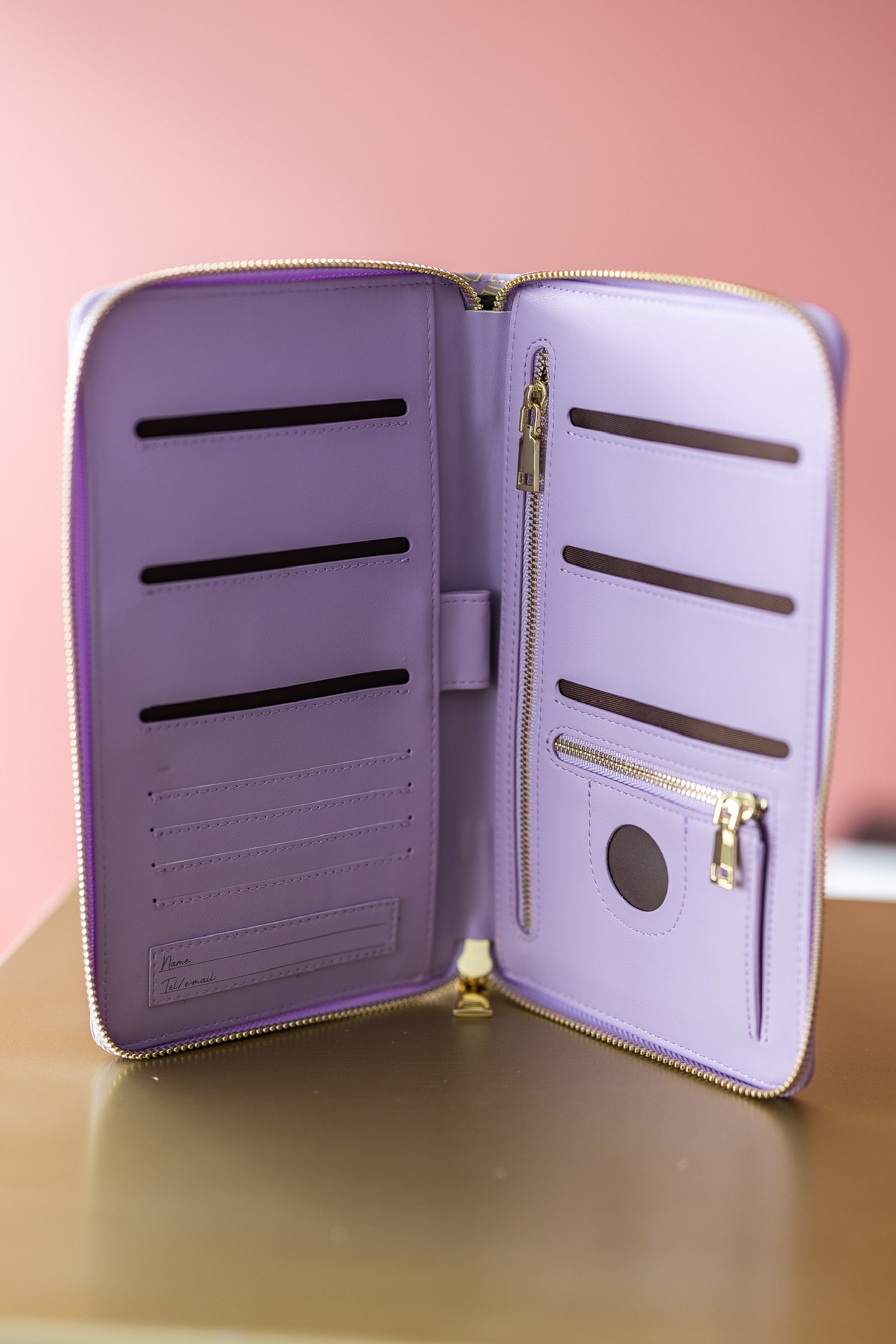 Paspoorthoes_Vacay_Vibes_Lilac_tm_6_pers._Studio_Poespas3.jpg