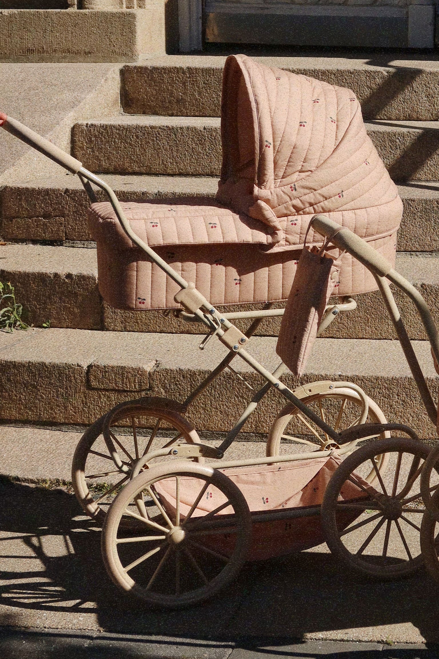 Poppenwagen-_-Cherry-blush-_-3_-jaar-_-Konges-Slojd-main.jpg
