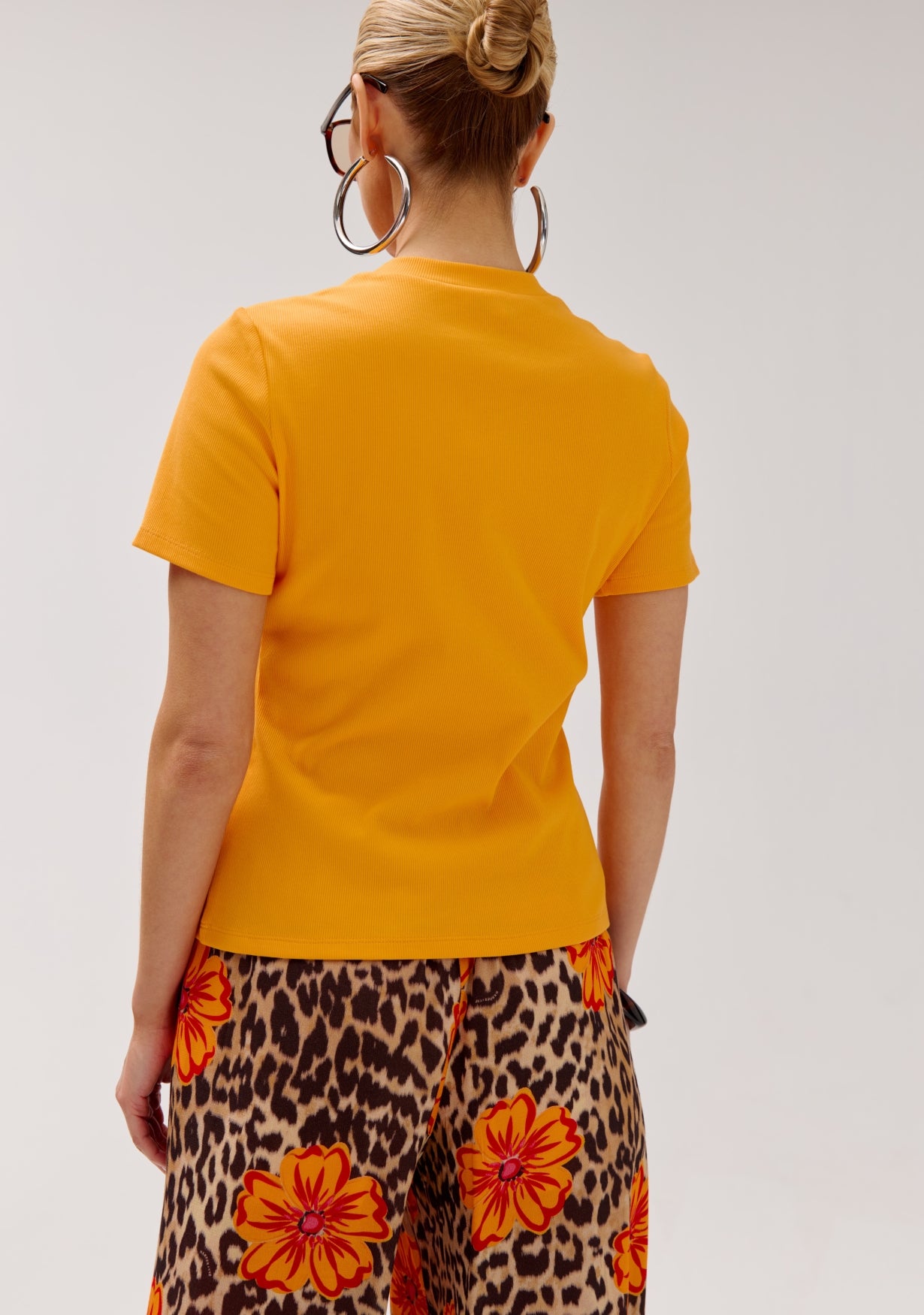 ShirtCammy_Blazingorange_Harper_Yve5.jpg