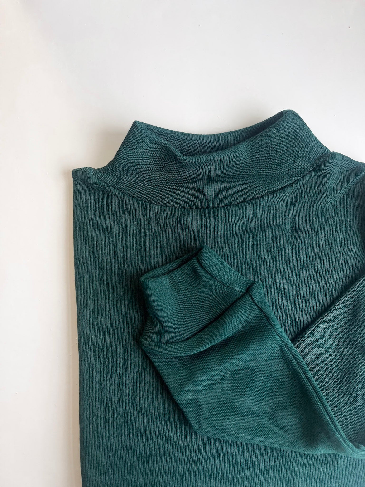 ShirtLucaturtleneck_Unisexdonkergroen.jpg
