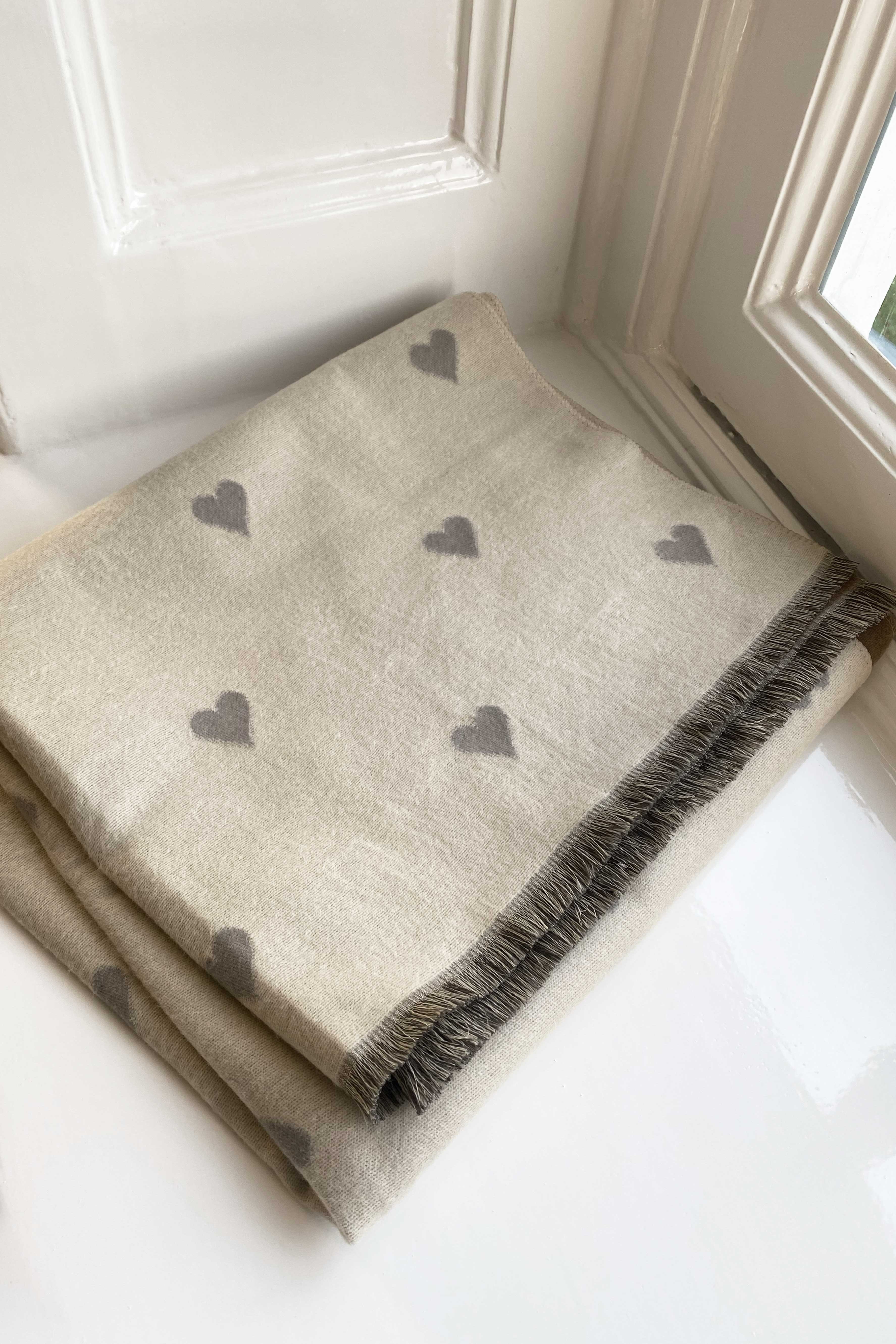 Sjaal beige love | Dark hearts