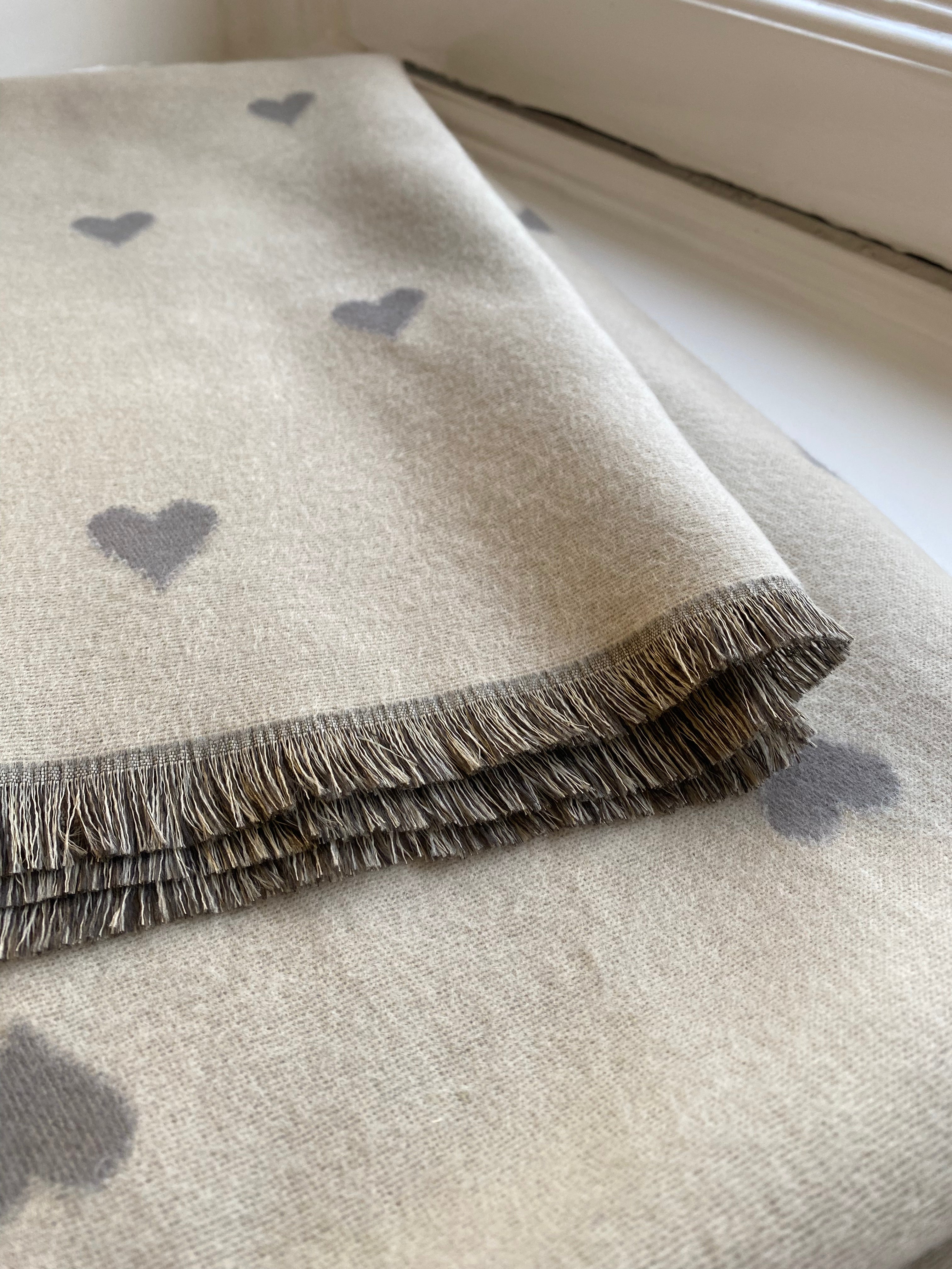 Sjaal beige love | Dark hearts