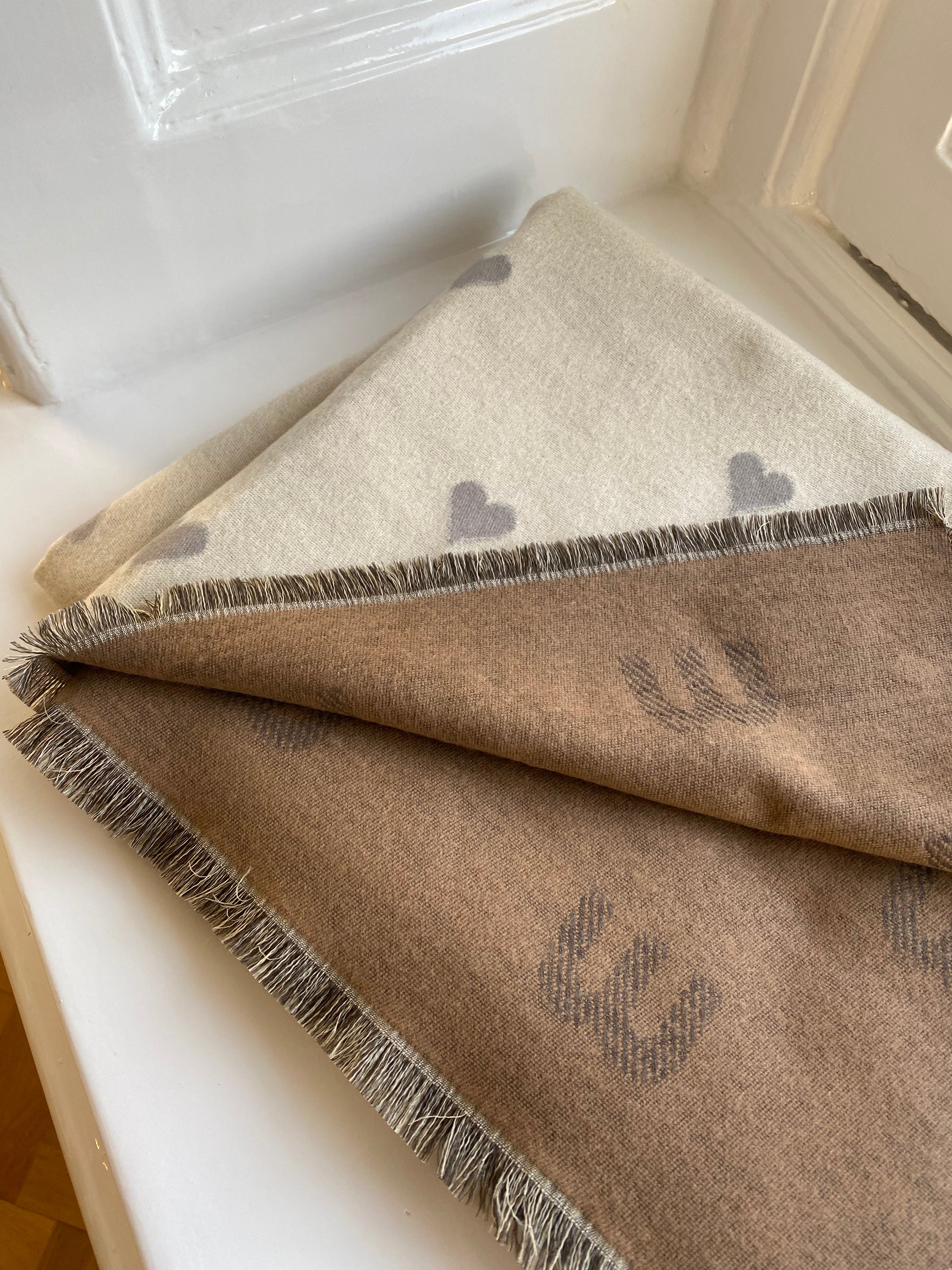 Sjaal beige love | Dark hearts
