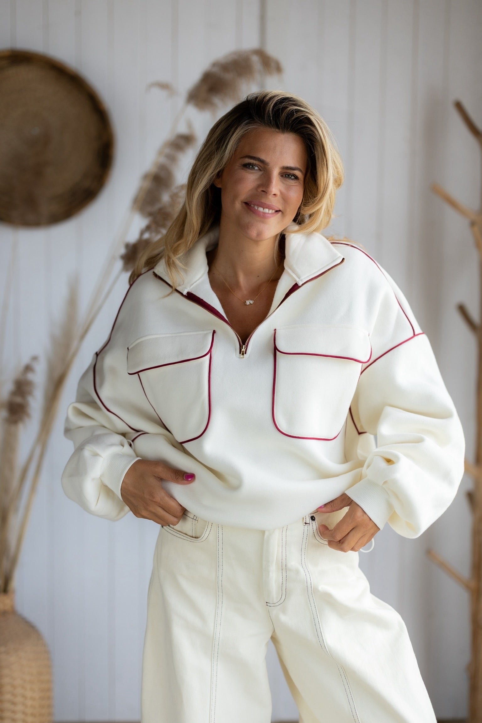 SweatPoppyPocket_Warmwhite_StudioPoespas1_98db46fb-2ddc-41a3-8444-2df0d896a758.jpg