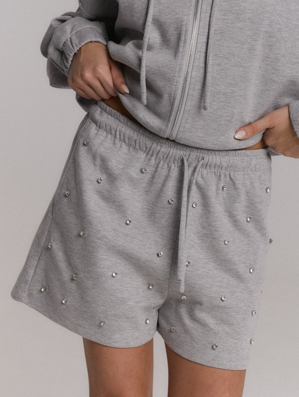 SweatshortAlice_Lightgrey_RefinedDepartment2_424a39ea-a0b1-4e98-b261-23bfa21396e8.jpg
