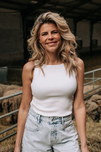 Off-white mouwloze top met boothals