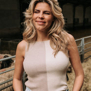 Mouwloze tweekleurige top met subtiele glitter en boothals