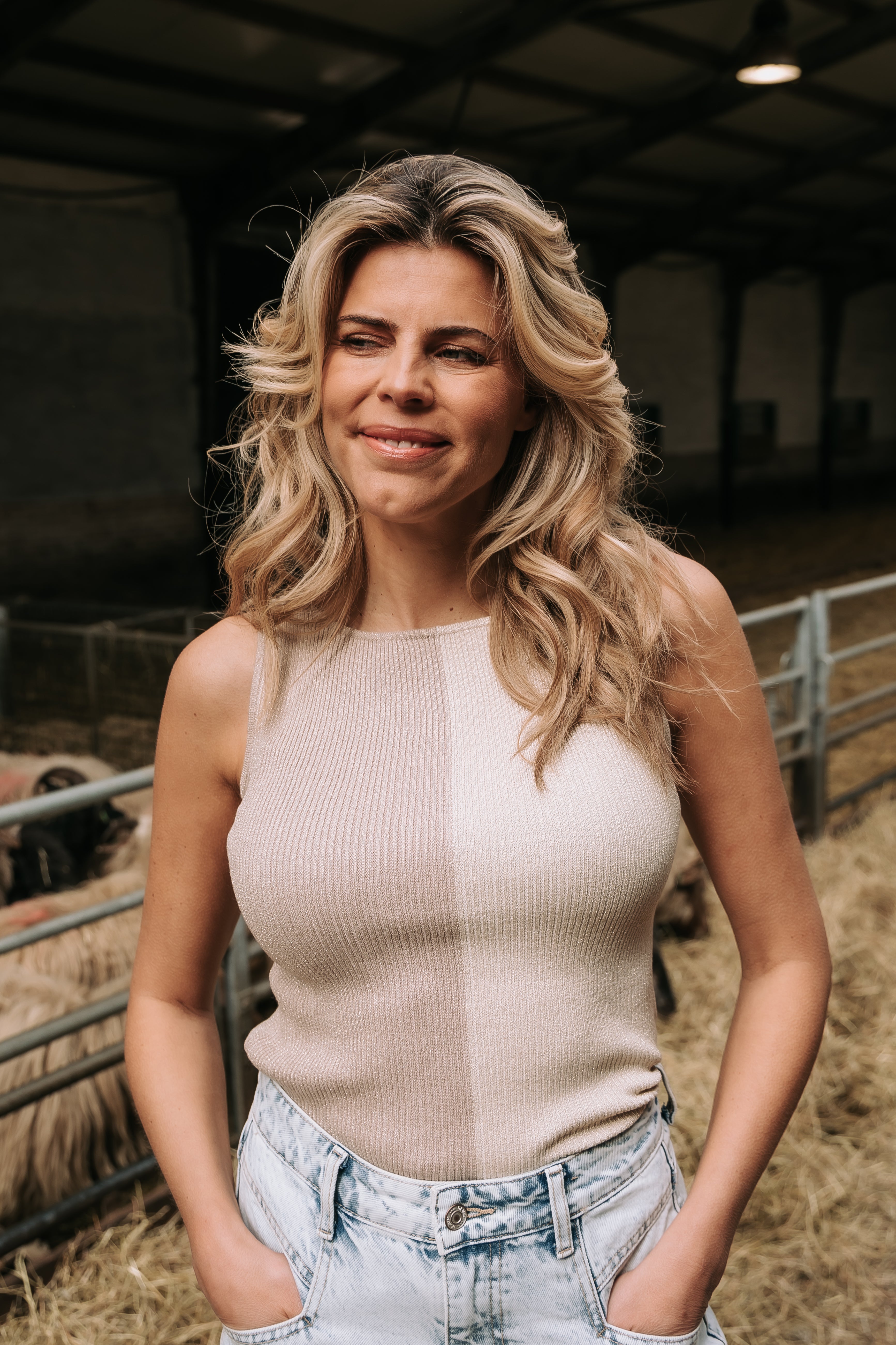 Mouwloze tweekleurige top met subtiele glitter en boothals