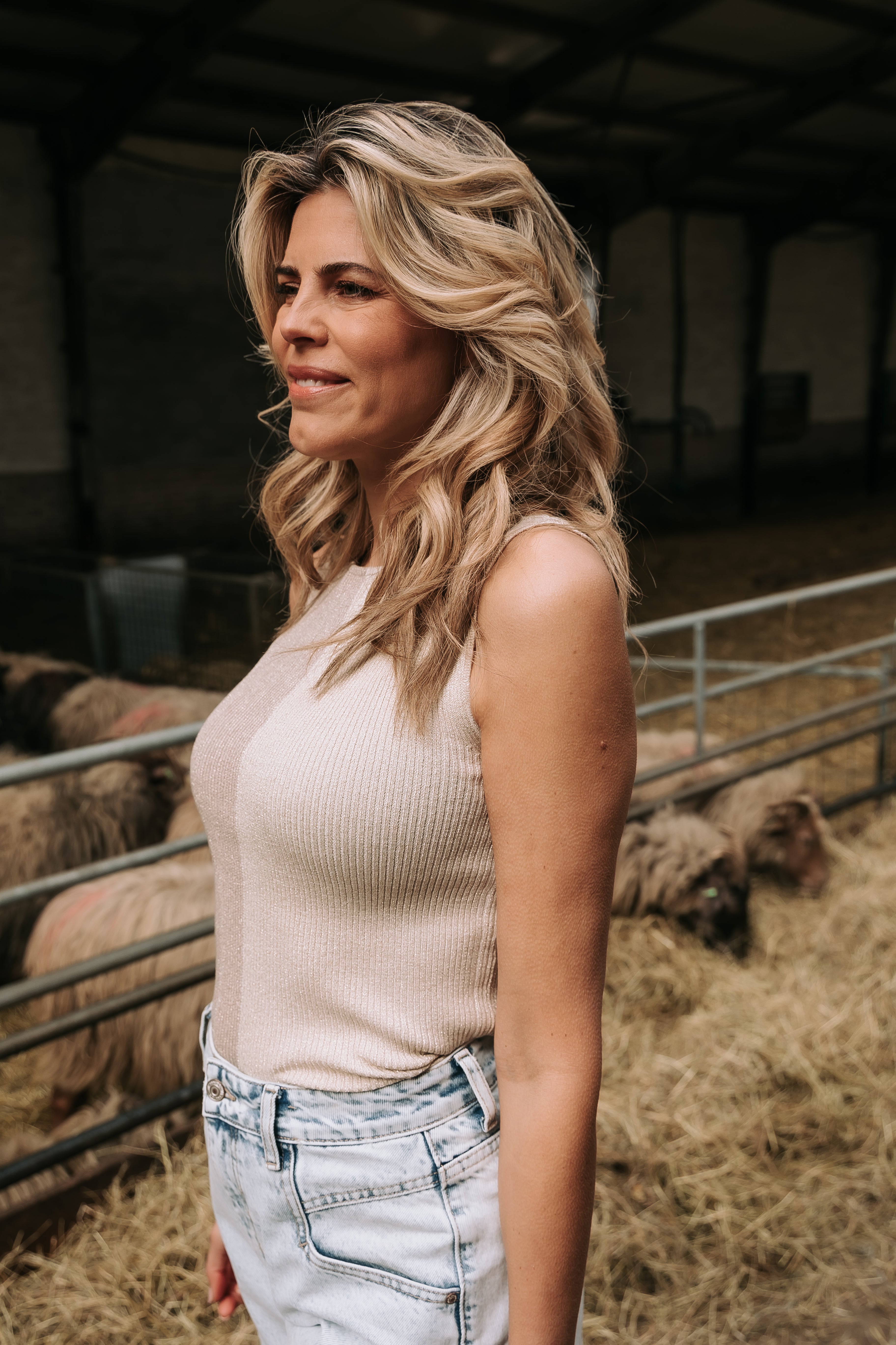 Mouwloze tweekleurige top met subtiele glitter en boothals