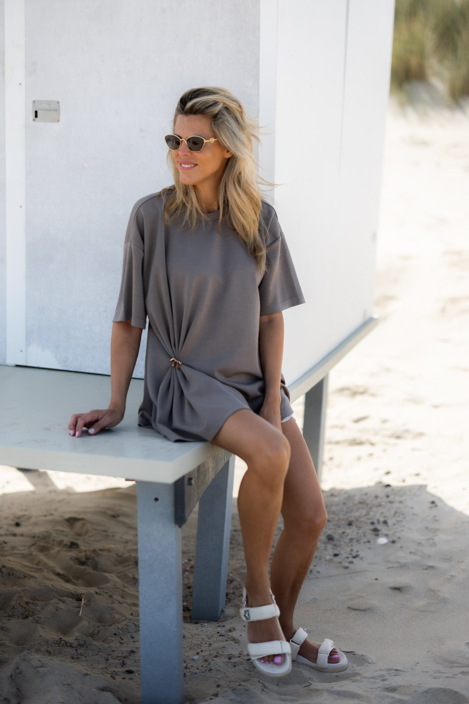 Twisty_Tee_Beige_Studio_Poespas_6.jpg