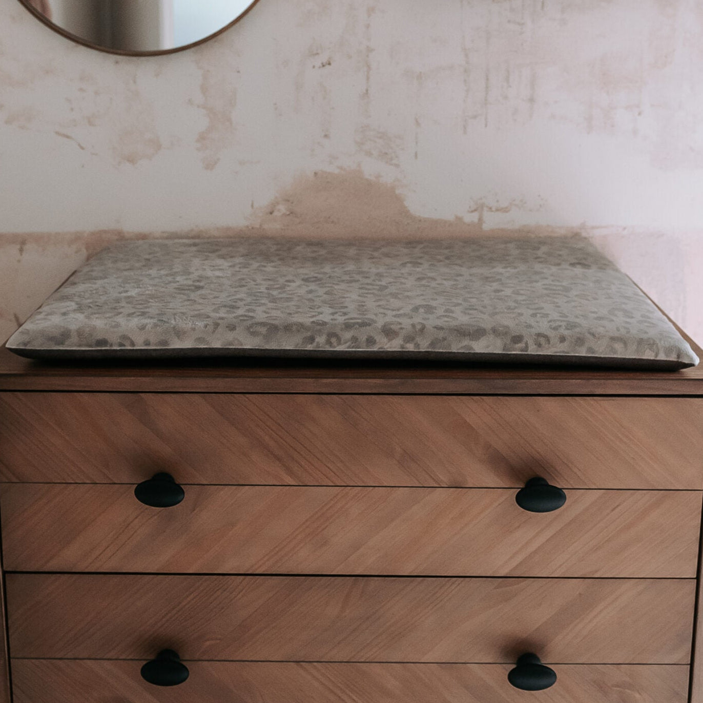 aankleedkussen-commode-leopard-taupe-1.jpg