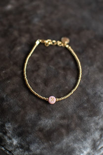 Armband met roze letter | Goud