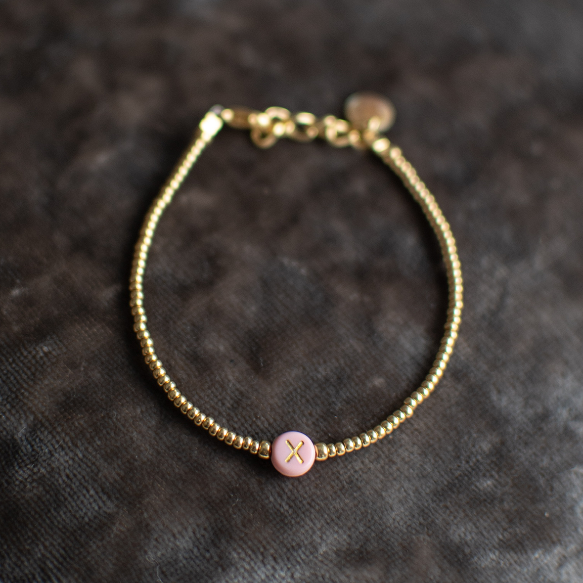 Armband met roze letter | Goud
