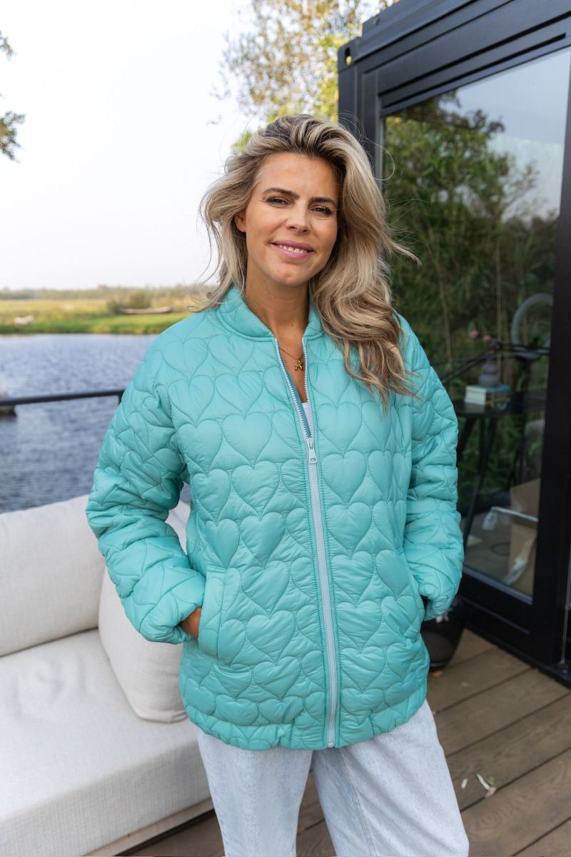 groene bomberjack met stiksels in hartjes vorm