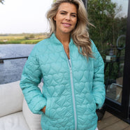 groene bomberjack met stiksels in hartjes vorm