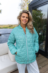 groene bomberjack met stiksels in hartjes vorm