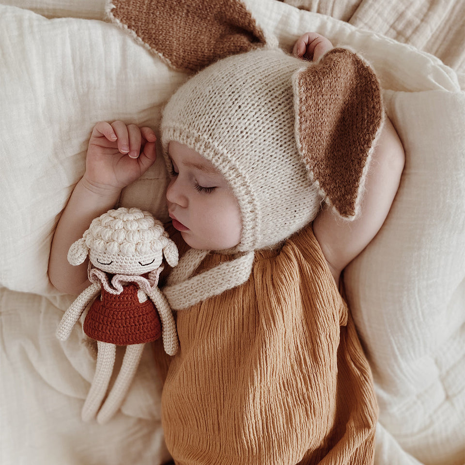 knuffel-luna-lamb-cream-burgundy-patti-oslo-2.png