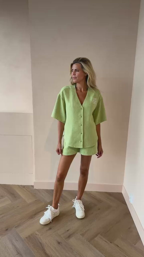 Oversized groene blouse Bennie Matcha met korte mouwen, knoopsluiting en V-hals